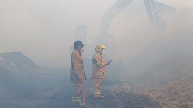 Kebakaran  terjadi lokasi sepah tebu milik PT. SGN di Dusun Ngrombeh Desa Jambean Kecamatan Kras Minggu petang.