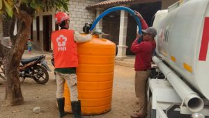Tim PMI Kabupaten Kediri suplay air bersih di Desa Ponggok Mojo.