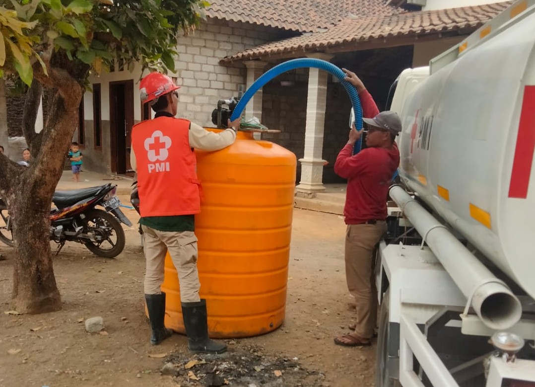 Tim PMI Kabupaten Kediri suplay air bersih di Desa Ponggok Mojo.