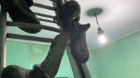 Petugas Damkar Ngadiluwih evakuasi ular piton di rumah warga di Ngadiluwih Selasa malam.