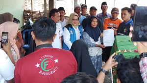 Ariyanto Kepala BPBD Kabupaten Kediri saat takjiah ke rumah korban kapal tenggelam di Desa Mekikis Purwoasri Rabu siang.