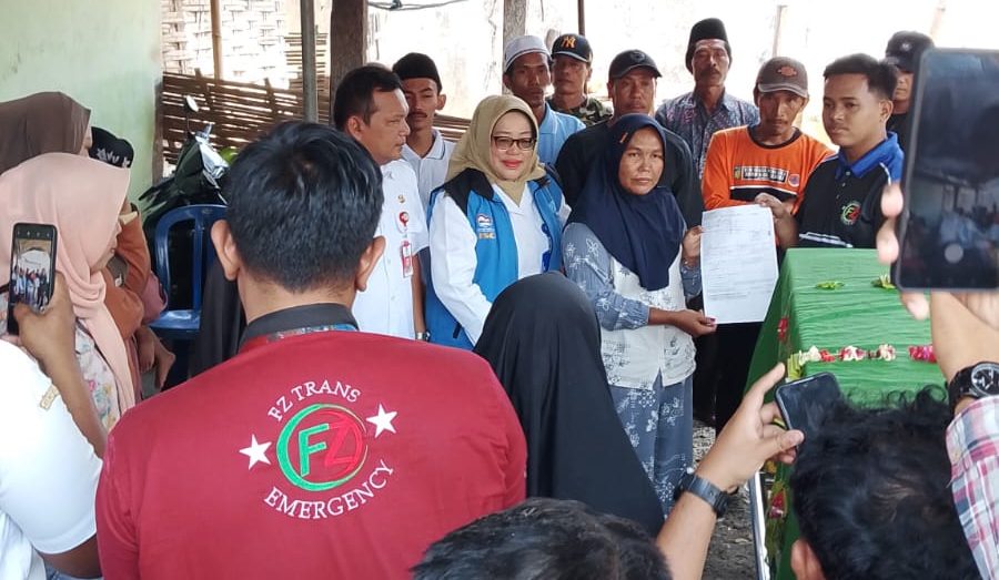Ariyanto Kepala BPBD Kabupaten Kediri saat takjiah ke rumah korban kapal tenggelam di Desa Mekikis Purwoasri Rabu siang.