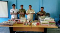 satpol pp Tim Satpol PP Kabupaten Kediri tunjukkan barang sitaan di Mako Satpol PP Kabupaten Kediri Rabu siang.