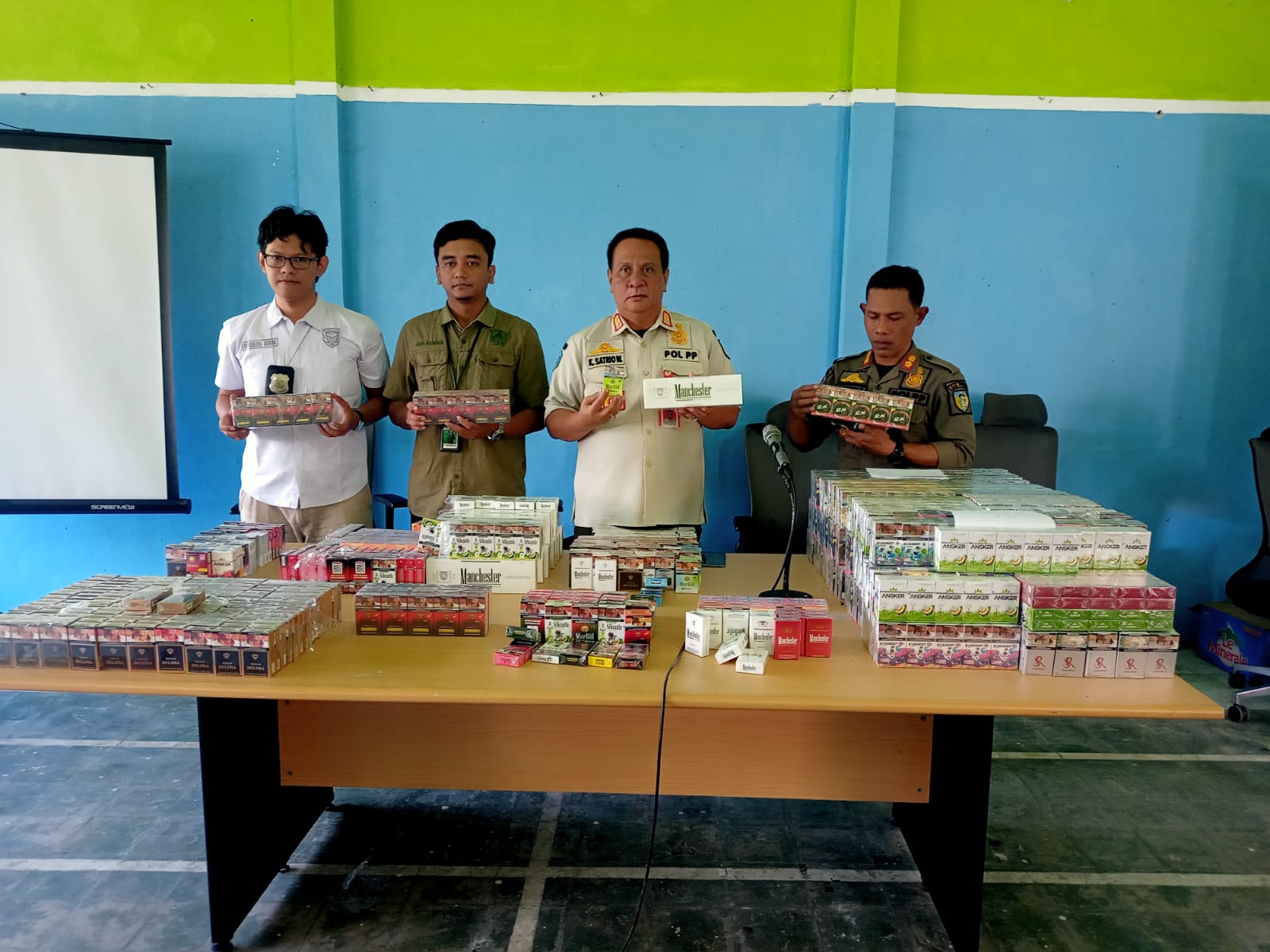 Tim Satpol PP Kabupaten Kediri tunjukkan  barang sitaan di Mako Satpol PP Kabupaten  Kediri Rabu siang.