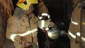 Tim Damkar Pos Pare padamkan api di rumah warga di Dusun Campurejo Desa Brumbung Kecamatan Kepung Rabu malam.