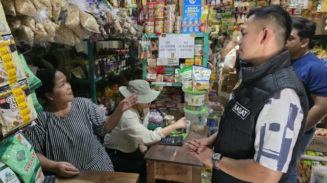 Tim Satgas Saber Kabupaten Kediri dan Sat Reskrim Polres Kediri monitoring ketersedian beras dan pangan di Pasar Pamenang Pare.