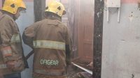 kebakaran wates Petugas Damkar Pos Grogol padamkan api membakar rumah warga Dusun Babadan Desa Duwet Kecamatan Wates Jumat pagi.(foto: istimewa)