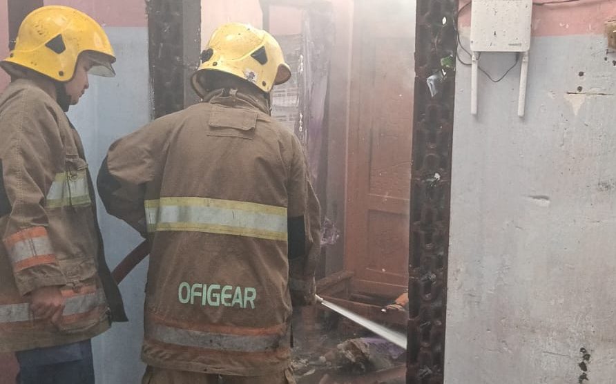 Petugas Damkar Pos Grogol padamkan api membakar rumah warga Dusun Babadan Desa Duwet Kecamatan Wates Jumat pagi.(foto: istimewa)