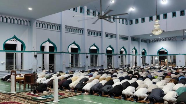 Puluhan ribuan jamaah saat menggelar sujud syukur peringatan 100 tahun Pondok Modern darussalam Gontor.