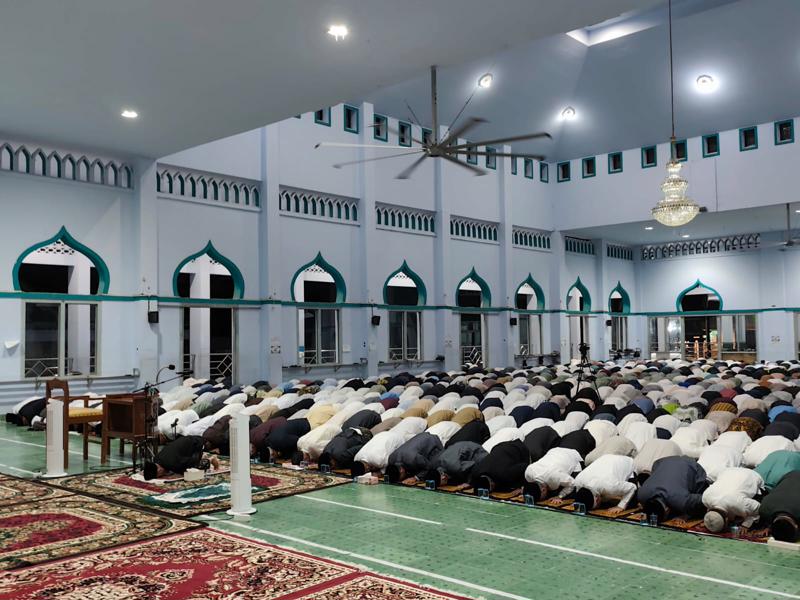 Puluhan ribuan jamaah saat menggelar sujud syukur peringatan 100 tahun Pondok Modern darussalam Gontor.