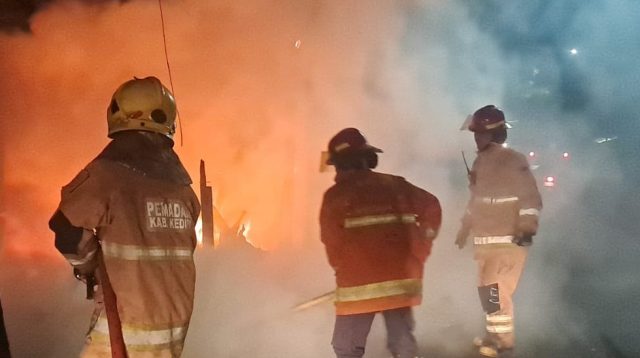 Petugas Damkar Pos Pare padamkan api yang membakar gubug penyimpanan kayu milik Suyono warga Dusun Sariwangi Desa Tegowangi Sabtu dinihari.