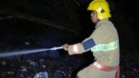 Petugas Damkar Pos Ngadiluwih padamkan rumah diduga milik ODGJ di Ringinrejo Sabtu malam.