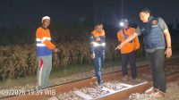 IMG-20260924-WA0007 Petugas Polsek Kras di TKP laka kereta Kras Rabu malam.