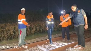 Petugas Polsek Kras di TKP laka kereta Kras Rabu malam.