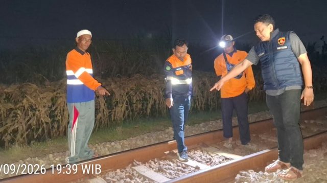 Petugas Polsek Kras di TKP laka kereta Kras Rabu malam.