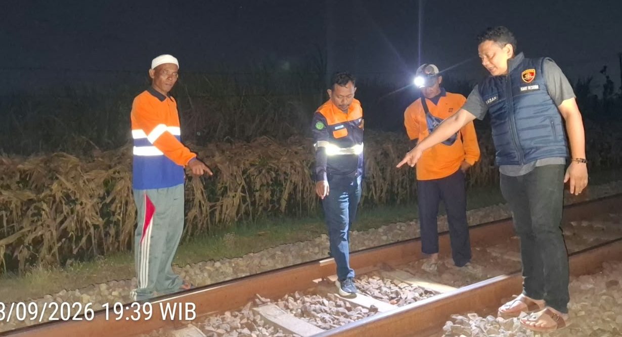 Petugas Polsek Kras di TKP laka kereta Kras Rabu malam.