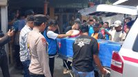 Kedatangan jenasah Ibnu Darmawan di Desa Deyeng Ringinrejo Sabtu siang.(foto: istimewa)