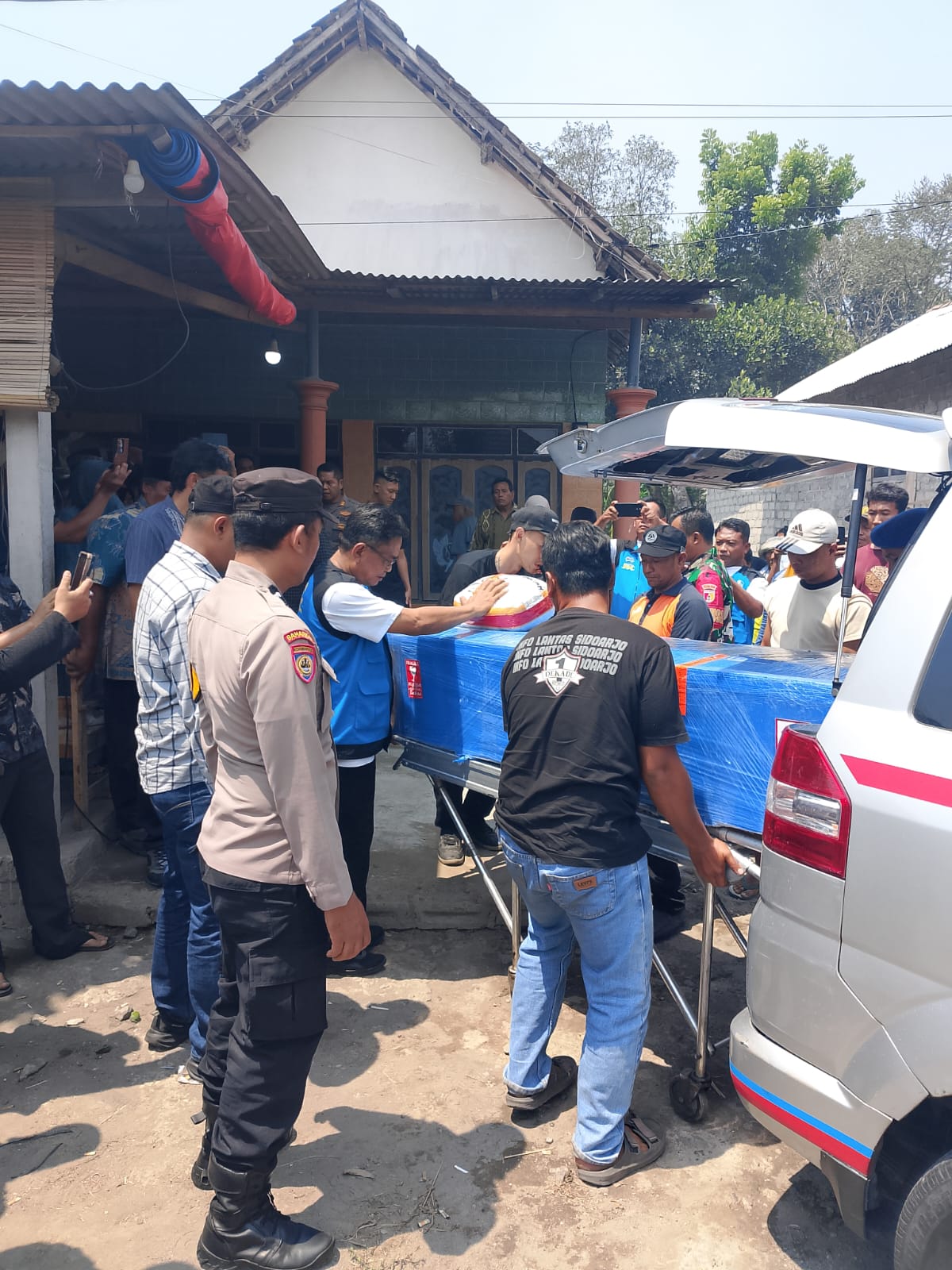 Kedatangan jenasah Ibnu Darmawan di Desa Deyeng Ringinrejo Sabtu siang.(foto: istimewa)