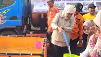 IMG_20260919_152019 Gubernur Jawa Timur Khofifah Indar parawansa saat menyalurkan air bersih di desa Karangpatihan Kecamatan Pulung.