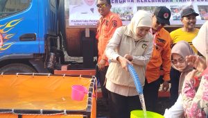 Gubernur Jawa Timur Khofifah Indar parawansa saat menyalurkan air bersih di desa Karangpatihan Kecamatan Pulung.