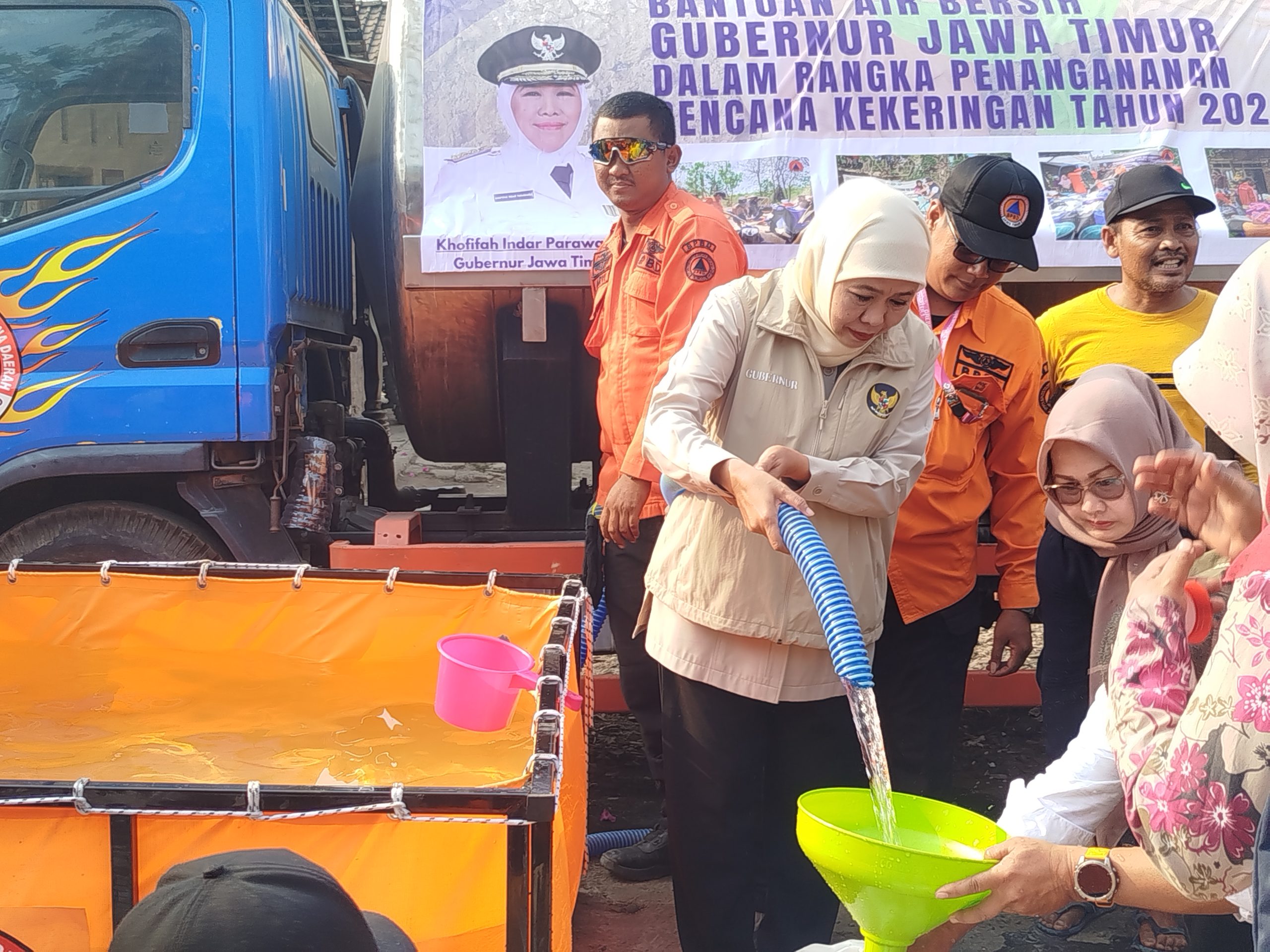 Gubernur Jawa Timur Khofifah Indar parawansa saat menyalurkan air bersih di desa Karangpatihan Kecamatan Pulung.