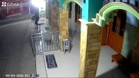 Pencuri saat membawa kotak amal masjid Ath-Thohiriyah.