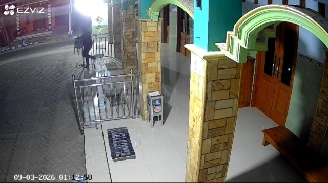 Pencuri saat membawa kotak amal masjid Ath-Thohiriyah.