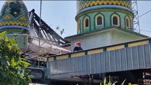Petugas saat berusaha memadamkan kobaran api.