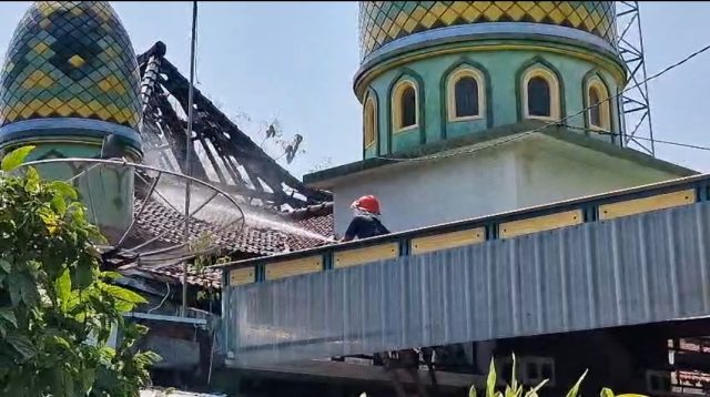 Petugas saat berusaha memadamkan kobaran api.