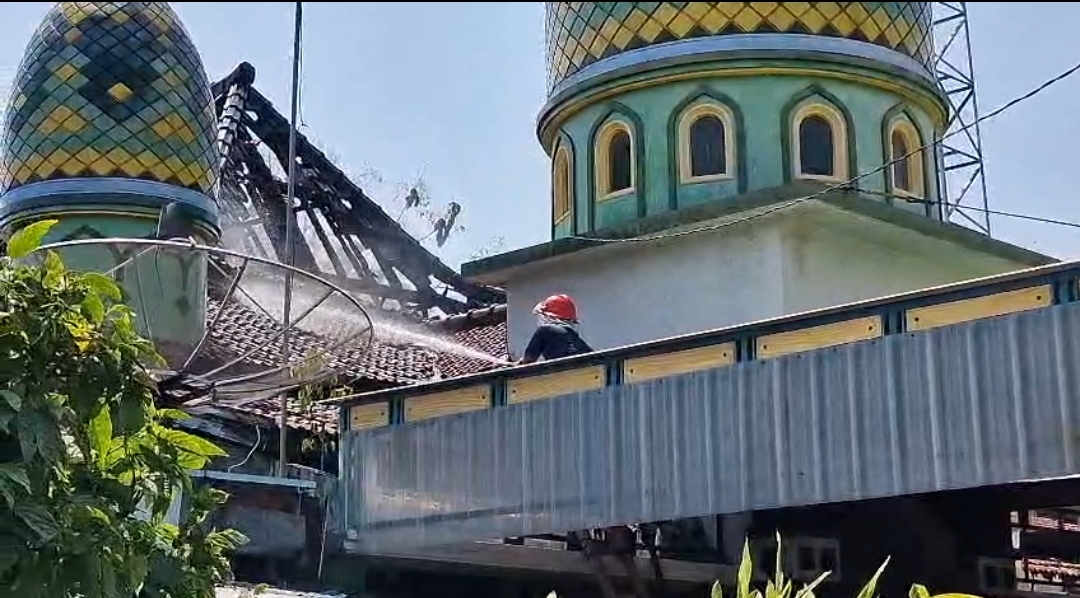 Petugas saat berusaha memadamkan kobaran api.