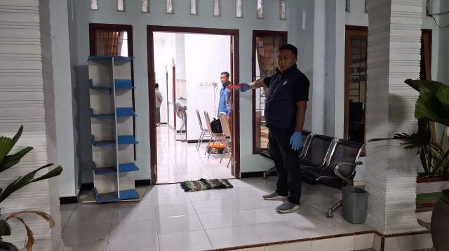 Polisi saat olah tempat kejadian perkara di kantor Desa Bacem.