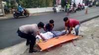 WhatsApp Image 2026-09-07 at 06.39.48 f-Petugas saat evakuasi korban usai kecelakaan.