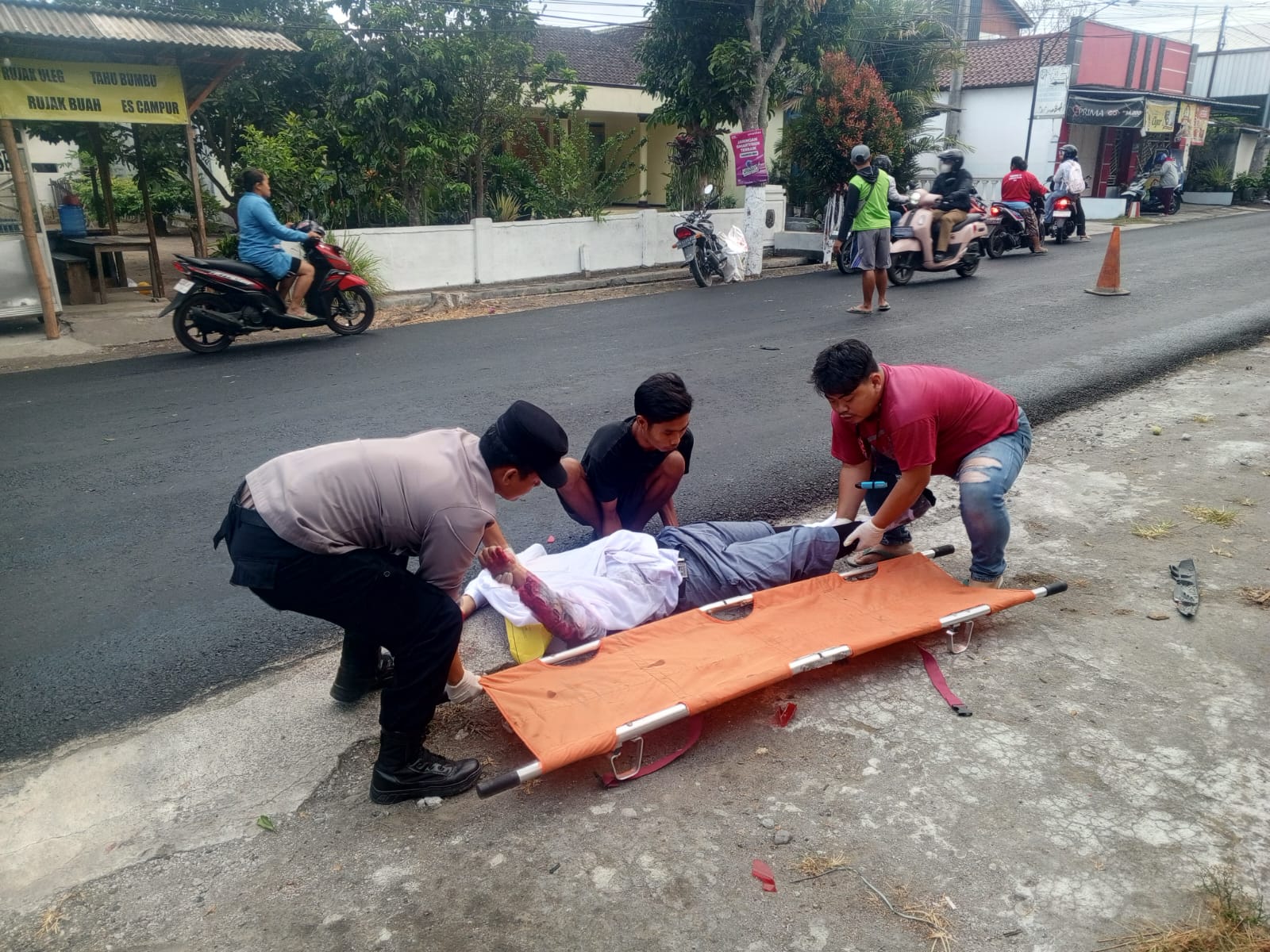 f-Petugas saat evakuasi korban usai kecelakaan.