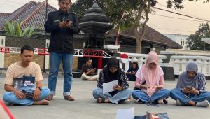 Para jurnalis ketika menggelar doa bersama.