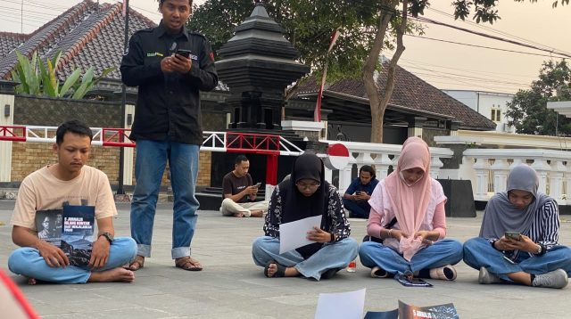 Para jurnalis ketika menggelar doa bersama.