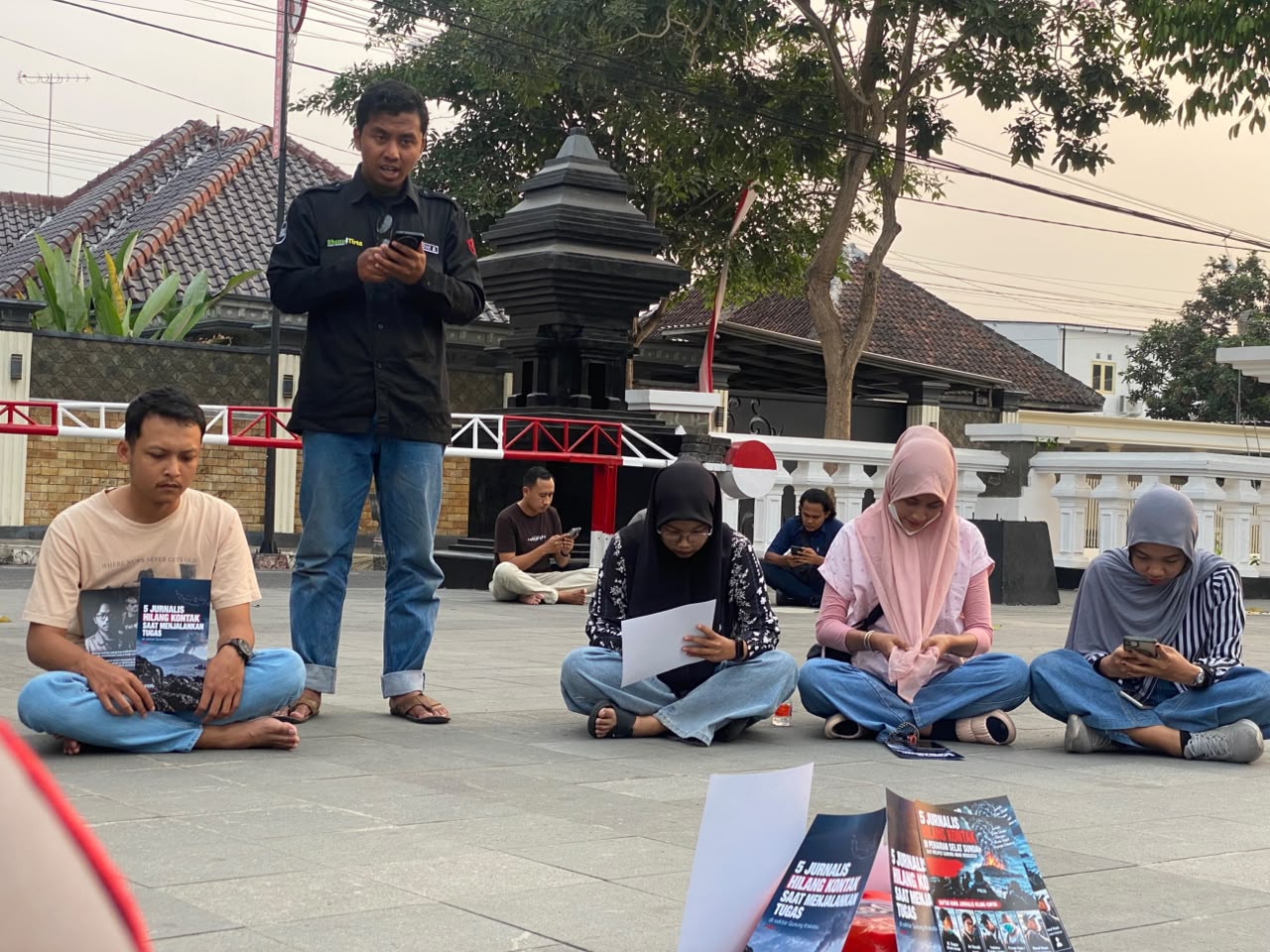 Para jurnalis ketika menggelar doa bersama.