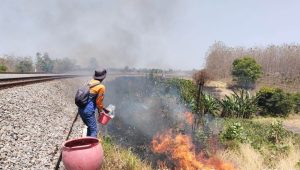 Pembakaran lahan ilalang di dekat rel jalur kereta api wilayah Daop 7.