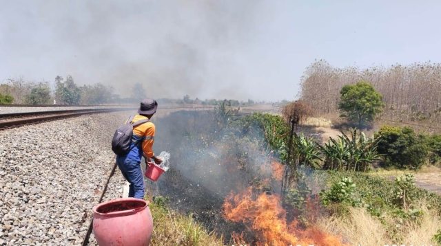 Pembakaran lahan ilalang di dekat rel jalur kereta api wilayah Daop 7.