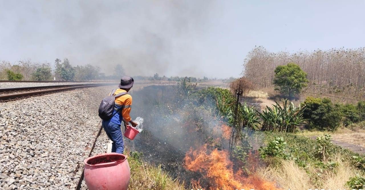 Pembakaran lahan ilalang di dekat rel jalur kereta api wilayah Daop 7.
