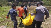 penemuan mayat Petugas saat evakuasi jenazah dari sungai.