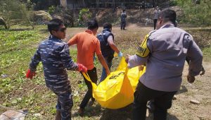 Petugas saat evakuasi jenazah dari sungai.