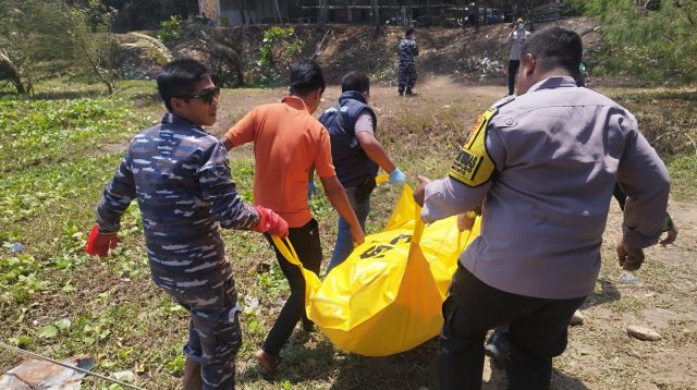 Petugas saat evakuasi jenazah dari sungai.