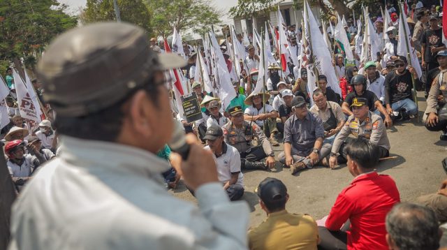 Sejumlah massa ketika demonstrasi di depan kantor bupati Blitar.