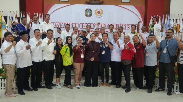 Elim Tyu Samba  usai memenangi musorkotlub di Balai Kota Kusuma Wicitra.