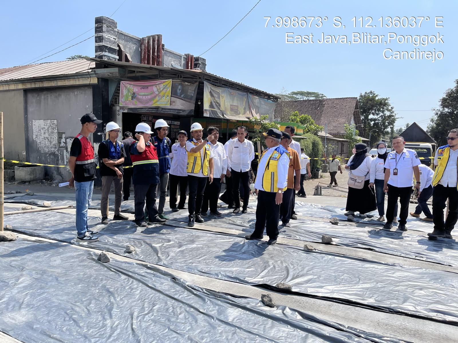Bupati Blitar Rijanto saat meninjau pembangunan jalan di Desa Sidorejo, Kecamatan Ponggok.
