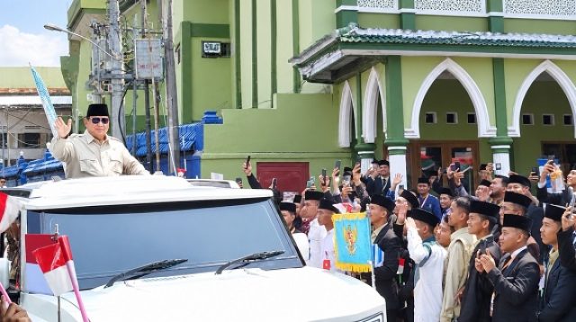 Presiden Prabowo saat menyapa santri dan alumni Pondok Modern Darussalam Gontor Ponorogo.