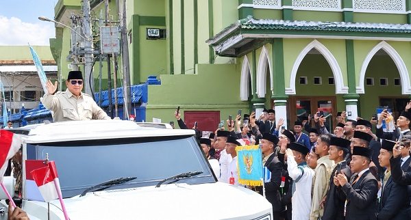 Presiden Prabowo saat menyapa santri dan alumni Pondok Modern Darussalam Gontor Ponorogo.