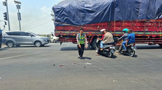 Petugas Gakkum Satlantas Polres Lamongan melakukan olah TKP laka lantas di JLU Lamongan.