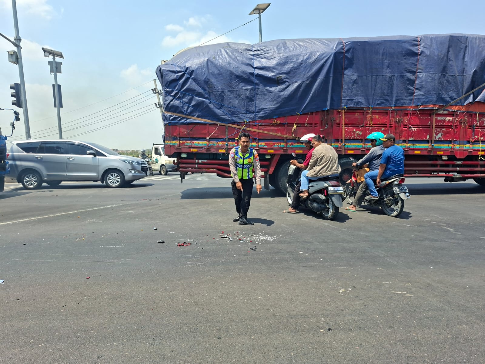Petugas Gakkum Satlantas Polres Lamongan melakukan olah TKP laka lantas di JLU Lamongan.