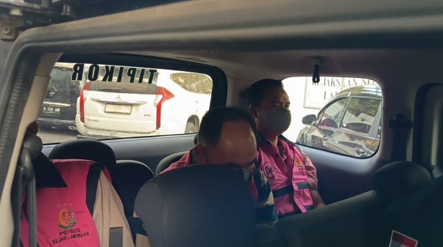 Tiga Tersangka Korupsi Tanah Negara Dusun Klayar Desa Sidokelar dijebloskan penjara ke Lapas Lamongan.